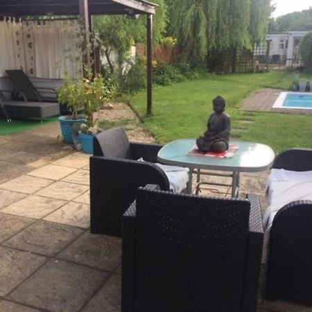 Modern Bungalow With Private Swimming Pool Maidenhead Esterno foto