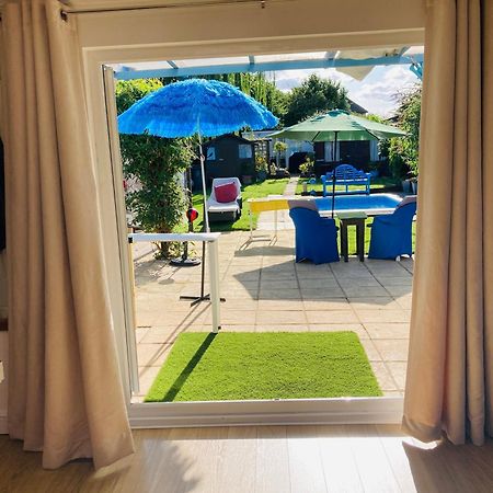 Modern Bungalow With Private Swimming Pool Maidenhead Esterno foto